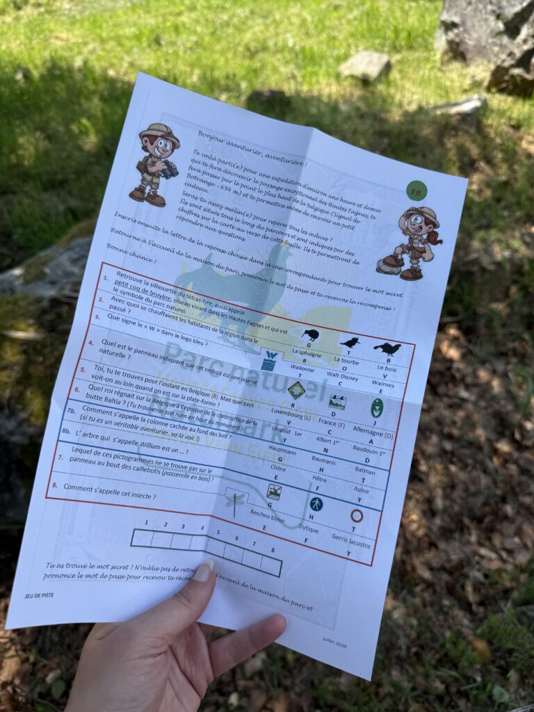 Main tenant le questionnaire du jeu de piste des Fagnes