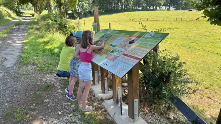 Jeunes filles lisant un panneau didactique du Le Sentier des Haies de Wirtzfeld