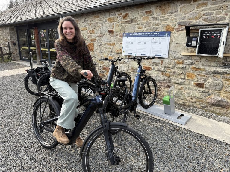 Jeune femme sur un vélo électrique loué par E-Keys à la Maison du Parc-Botrange.