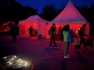 Tentes nuit lumières rouges