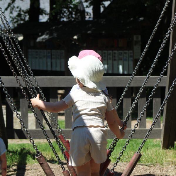 Enfants sur un module de la plaine de jeux Parc naturel