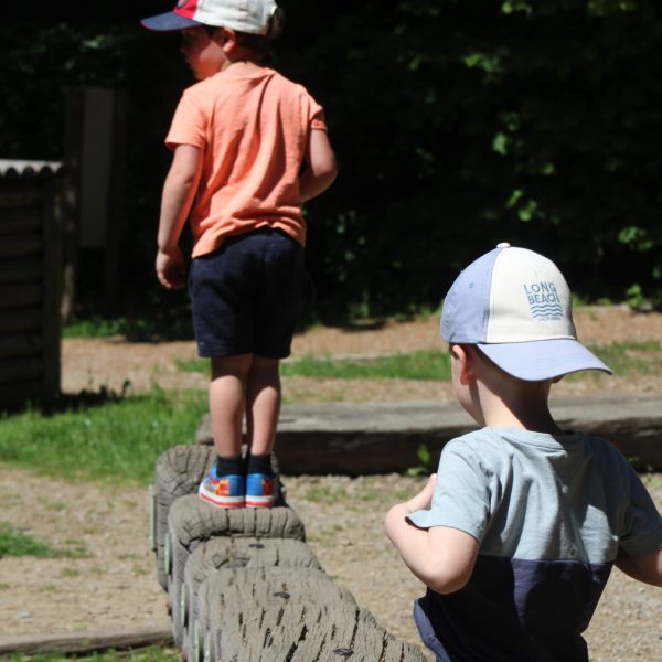 Enfants sur un module de la plaine de jeux Parc naturel