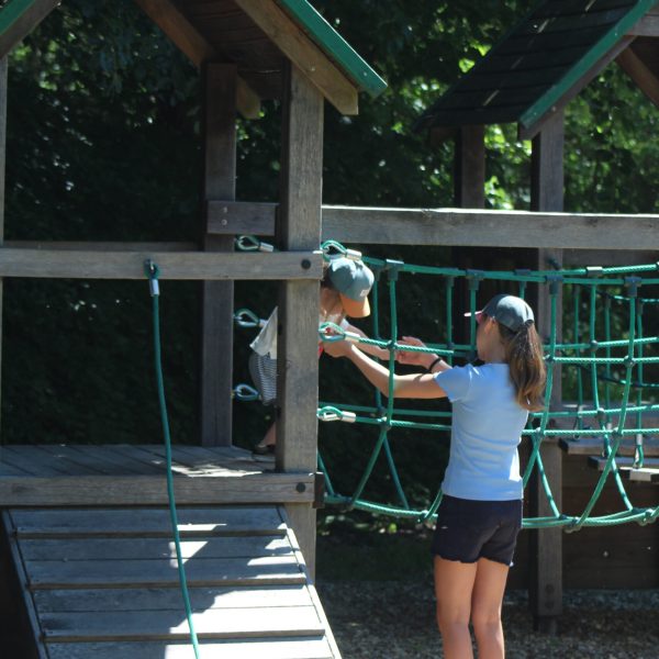 Enfants sur un module de la plaine de jeux Parc naturel