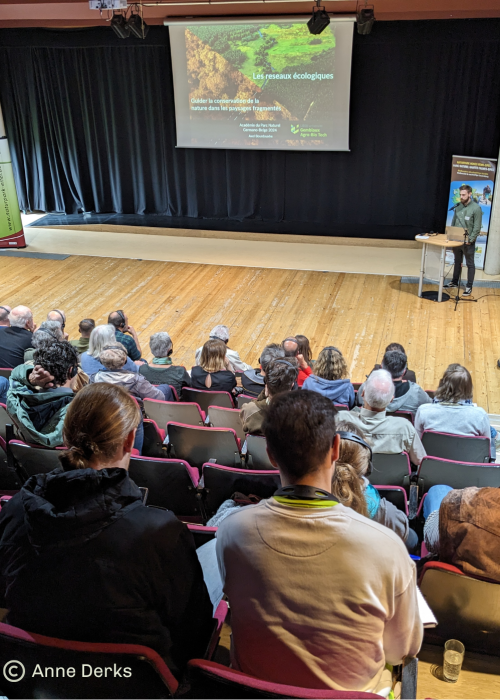 Amphithéâtre rempli lors d'une présentation que les réseaux écologiques